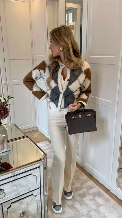 Chic Classy Winter Outfits, Winter Outfits White Pants, Classy Outfits For Women Winter, Classy Sweater Outfits, Winter White Pants Outfit, Elegant Outfit Classy Chic, Chic Winter Outfits Classy, Winter Classy Outfits, Uni Clothes