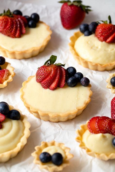 Dessert For Lunch, Mini Tarts Decoration, Bridal Shower Baked Goods, Small Tarts Desserts, Shortbread Tarts Mini, Pretty Dessert Recipes, Fruit Tartes, Mini Tarts Dessert, Tea Party Food Recipes