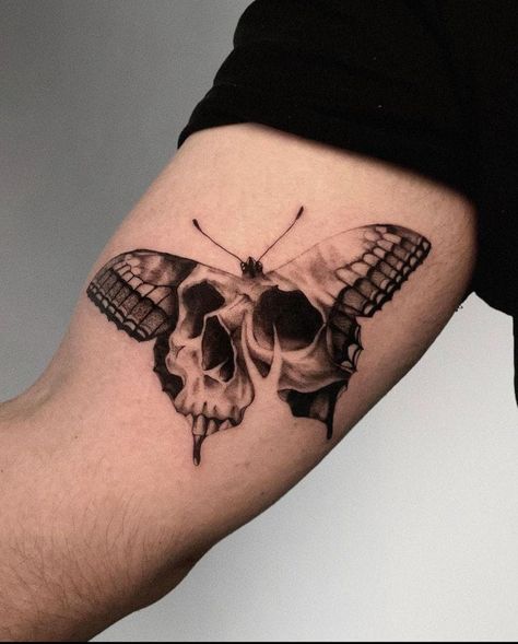 Gothic Realism Tattoo, Butterfly Skull Tattoo, Skin Branding, Skull Butterfly Tattoo, Tatuaje Trash Polka, Herren Hand Tattoos, Skulls Tattoo, Daffodil Tattoo, Surreal Tattoo