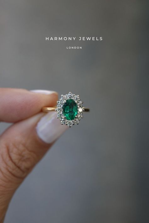 Esmeralda Ring Engagement, Emerald Gold Ring Engagement, Wedding Ring Emerald Stone, Engagement Rings Smaragd, Esmeralda Engagement Ring, Emerald Stone Engagement Rings, Emerald Green Engagement Ring Vintage, Emerald And Diamond Engagement Rings, Emrald Engagement Rings