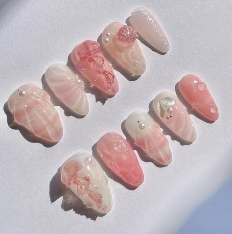 Cute summer coral nails inspo Pink Shell Nails, Pink Seashell Nails, Coral Reef Nails, Summer Coral Nails, Sea Shell Nails, Coral Pink Nails, Shell Nails, Seashell Nails, Cruise Nails