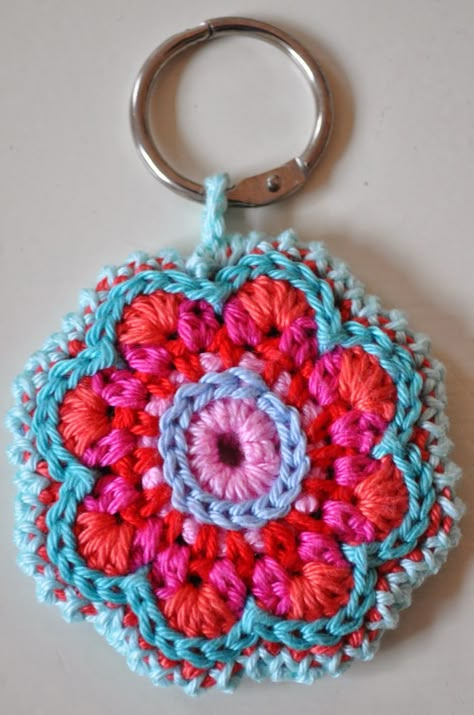 http://www.aliexpress.com/store/1687168 't Bezige Bijtje : mooie blog! Tof idee om restjes katoen op te werken! Tassen Hanger, Crochet Key Chains, Crochet Keychains, Crochet Keychain Pattern, Crochet Mandala, Crochet Keychain, Crochet Applique, Love Crochet, Crochet Motif