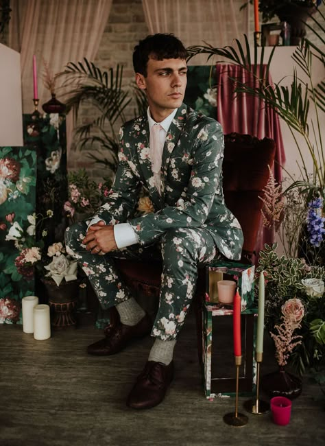 Floral Suit Men, Men Wedding Attire Guest, Casual Wedding Suit, Colorful Suit, Botanical Wedding Inspiration, Best Wedding Suits, Casual Grooms, Modern Groom, Elegant Modern Wedding