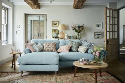 How to achieve an authentic cottagecore aesthetic direct from the countryside Country Cottage Living Room, Estilo Cottage, Cottage Lounge, English Country Home, Cottage Living Room, Big Sofas, Cottage Living Rooms, House Sitting, Cottage Bedroom