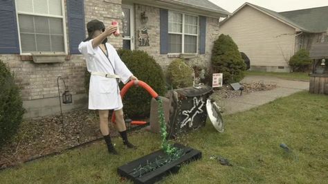 Concerned neighbour calls police over ‘Cousin Eddie’ Christmas display - National | Globalnews.ca Griswold Christmas Decorations, Outdoor Christmas Ideas, Popular Christmas Movies, Clark Griswold Christmas, Grinch Whoville, Shop Christmas Decorations, Christmas Vacation Movie, Vacation Movie, Diy Ugly Christmas Sweater