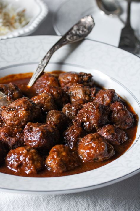 Syrian Meatballs, Tamarind Sauce Recipe, Lebanese Dishes, Tamarind Recipes, Syrian Recipes, East Recipes, Syrian Food, Stuffed Grape Leaves, Tamarind Sauce