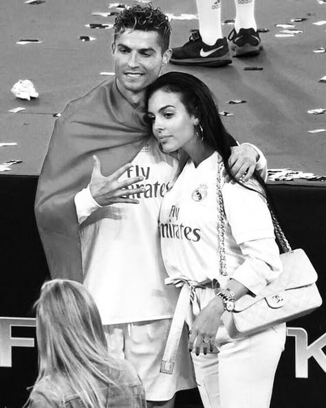 Cr7 And Georgina, Georgina And Ronaldo, Cristiano Georgina, Cristiano Ronaldo Girlfriend, Pfp Instagram Funny, Ronaldo And Georgina, Ronaldo Celebration, Cute Couples Football, Ronaldo Girlfriend