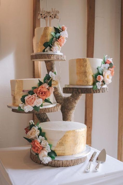 Large Cake Log Stand Wedding Cake On Wooden Stand, Wedding Cake On Stand, Wooden Cake Stand Wedding, Rustic Theme Wedding Cake, Log Slice Cake Stand, Diy Wedding Cake Stand, Twig Trellis, Wood Slice Cake Stand, Wooden Wedding Cake Stand