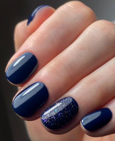 17 Trendy Round Nail Ideas for Fall 2023 Deep Blue Nails Short, Dark Blue Gel Nails Short, Dark Blue Manicure, Dark Blue Nails With Glitter, Dark Blue Nails Short, Round Nail Ideas, Navy Nails Design, Minimalist Manicure, Nail Ideas For Fall