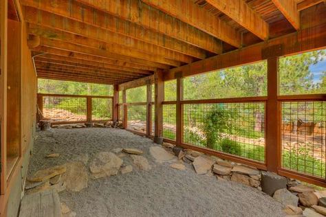 Dog run under deck of cabin. Tahoe Donner, Outdoor Dog Area, Diy Dog Run, Backyard Dog Area, Kennel Ideas Outdoor, Dog Enclosure, Dog Backyard, Under Deck, Dog Kennel Designs