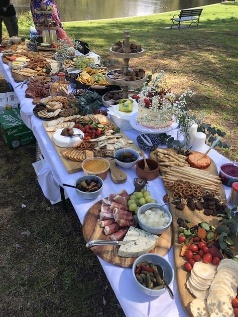 Engagement Party Garden Ideas, Aesthetic Outdoor Party Decor, Engagement Party Night, Table Setting Engagement Party, Engagement Party Barbeque, 60th Garden Party Ideas, Garden Party Food Ideas Summer, Simple Backyard Engagement Party, Engagement Picnic Party