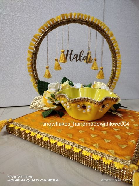 Handmade by Neha 

nehamandrekar24@gmail.com Haldi Thaal Decoration Ideas, Haldi Platter Decoration Ideas At Home, Diy Haldi Platter, Haldi Dish Decoration Ideas, Haldi Platter Ideas, Mehendi Platter Ideas, Haldi Thali Decoration Ideas, Haldi Tray Decoration Ideas, Haldi Platter Decoration