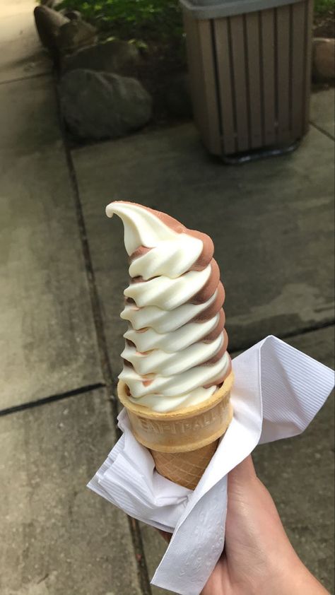 Swirl ice cream looks so cool! Ice Cream Cone Aesthetic, Cafe Truck, Comidas Aesthetic, Ice Cream Milkshake, Swirl Ice Cream, Ice Cream Swirl, Fav Aesthetic, Fried Ice Cream, Idol Life