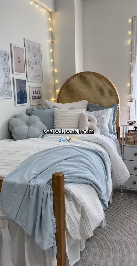 Beach Aesthetic Rooms Ideas, Tsitp Room Decor, Room Ideas Bedroom Beach, Beach College Dorm, Tsitp Aesthetic Room, Room Ideas Beachy Aesthetic, Beach Aesthetic Dorm Room, Clean Coastal Bedroom, Mamma Mia Bedroom Ideas