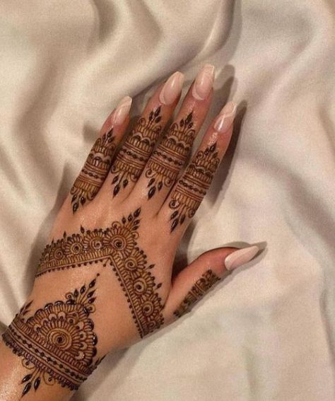 Model Henne, Mandi Design, Hina Designs, Indian Henna Designs, Henne Tattoo, Henna Designs Back, Henna Inspo, Simple Mehendi Designs, Henna Designs Wrist