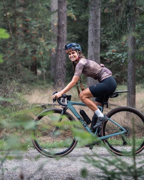 Gravel Bike Outfit, Gravel Riding, Gravel Biking, Mtb Women, Bicycle Quotes, Mountain Biking Women, Cycling Girl, Cycling Race, Cycling Trips