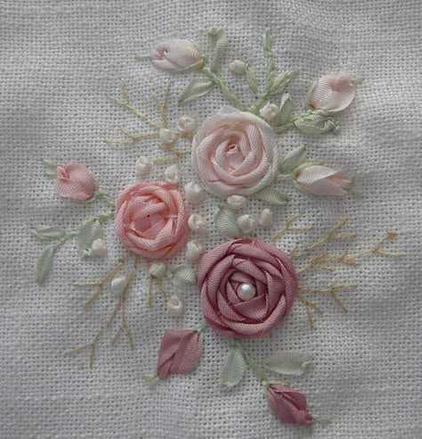 buquê de rosas Silk Ribbon Embroidery Tutorial, Sulaman Pita, Silk Ribbon Embroidery Patterns, Ribbon Embroidery Kit, French Knot Embroidery, Ribbon Embroidery Tutorial, Embroidery Ribbon, Motifs Perler, Hand Embroidery Tutorial