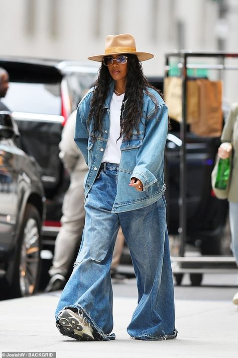 Double Denim Street Style, Baggie Jeans Outfit, Baggie Jeans, Baggy Jeans Outfit, Wide Leg Pants Outfit, Denim Street Style, Thanksgiving Outfit Ideas, Wide Leg Pants Outfits, Jeans Outfit Summer