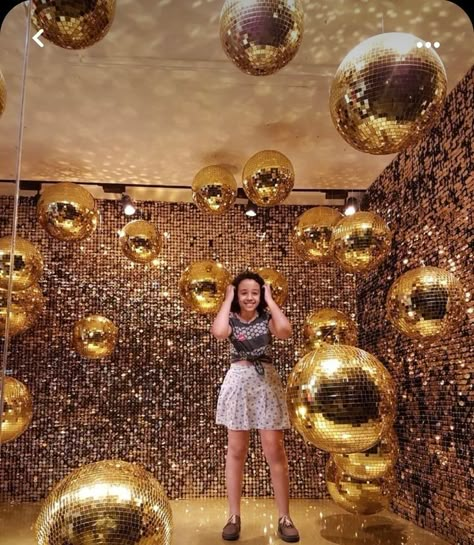 Over The Top Centerpieces, Disco Photo Backdrop, Diy Selfie Wall, Selfie Room Ideas, Disco Backdrop, Sequin Wall Backdrop, Disco Photoshoot, Selfie Backdrop, Selfie Room