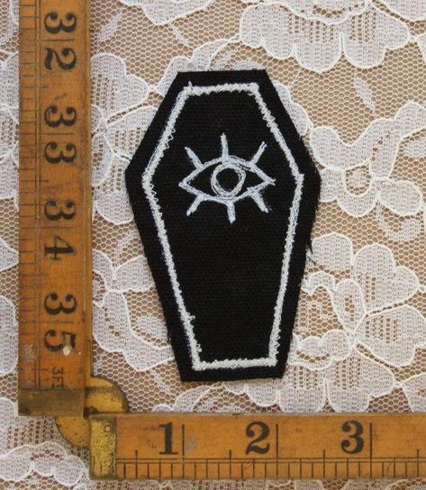 Patch Ideas Diy, Diy Patches Punk, Punk Fashion Diy, Patch Ideas, Patch Pants, Patch Jacket, Punk Patches, Battle Jacket, Diy Jacket