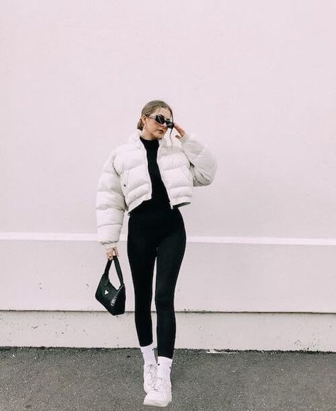 Poses With Puffer Jacket, Winter Wear Jackets Women, White Jacket Outfit Aesthetic, Winter Tourist Outfit, Sporty Winter Outfits For Women, White Puffy Jacket Outfit, Sporty Outfits Winter, Puffer Jacket Outfit Ideas, White Puffer Jacket Outfit