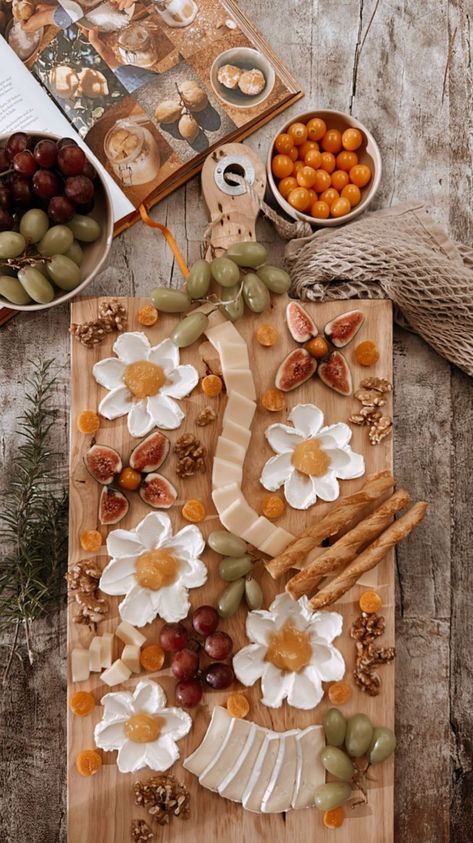 Flower chessboard 🌼 I used cream cheese for the flower leaf’s and for the flower middle I used lemon curd 🍋 The other yummy foodies are :… | Instagram Crystal Food, Plant Character, Holiday Boards, Flowers And Food, Birthday 22, Charcuterie Inspiration, Gouda Cheese, Food Boards, Charcuterie And Cheese Board