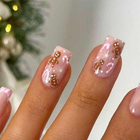 𝐇𝐚𝐧𝐧𝐚𝐡 𝐓𝐚𝐲𝐥𝐨𝐫 on Instagram: "#ad Gingerbread and Candy Canes 🎀🍪
________________
Using @the_gelbottle_inc 
★ Carrie’s Cosmo 
★ BIAB NU05
★ Caramel 
★ Daisy studio gel" Pretty Nails With Gems, Christmas Nail Ideas Gingerbread, Simple Christmas Nails Gingerbread, Gingerbread Cookie Nails Simple, Christmas Nail Inspo Gingerbread, Candy Cane And Gingerbread Nails, Christmas Nails Short Gingerbread, Nail Art Acrylic Designs, Christmas Nails With Gingerbread