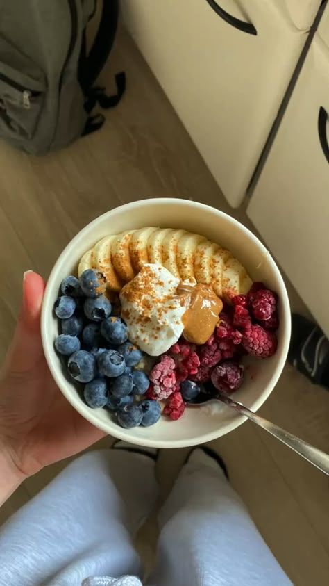 Oatmeal With Fruit Aesthetic, Oats With Fruits, Granola And Fruit Bowl, Oatmeal Fruit Bowl, Antioxidant Breakfast, Clean Food Recipes Healthy, Oatmeal Inspiration, Healthy Breakfast Prep, Fruit Meal Prep