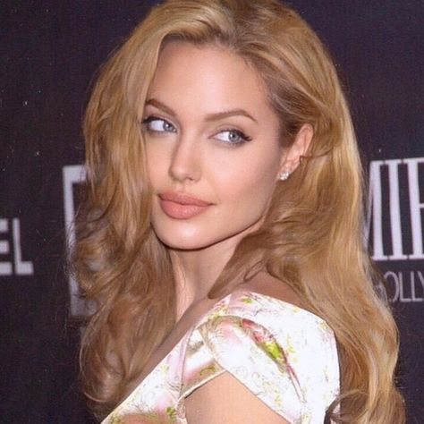 Angelina Jolie Blonde, Young Angelina Jolie, Evelyn Salt, Angelina Jolie Family, Angelina Jolie Style, Strawberry Blonde Hair Color, Angelina Jolie Photos, Golden Blonde Hair, Who I Want To Be