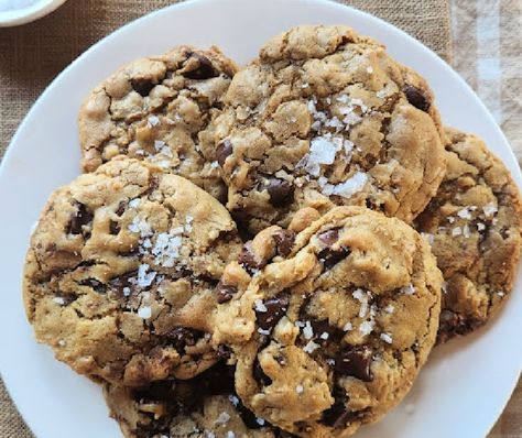 Chocolate Walnut Oatmeal Cookies Walnut Oatmeal, Basic Cookie Recipe, Buttercream Frosting For Cupcakes, Cookies From Scratch, Basic Cookies, Walnut Cookies, Chewy Sugar Cookies, Icebox Cake, Sweet Taste