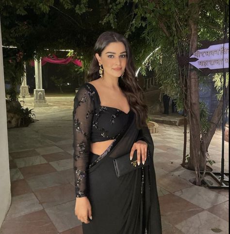 Black Saare Blouse Design, Jewelry With V Neck Dress Neckline, Blouse Designs For Sequin Saree, Fancy Full Sleeve Blouse Designs, Full Net Blouse Designs, Black Saree For Farewell Party, Farewell Sarees For Teens Aesthetic, Black Saree Full Sleeve Blouse, Blouse Design For Girls Saree