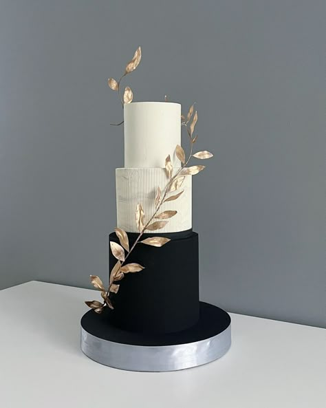 Black And White Cake Ideas, White Cake Ideas, Art Deco Wedding Cake, Wedding Cake Simple Elegant, White And Gold Wedding Cake, Black And White Cake, Black And White Wedding Cake, Cake Pics, Black Wedding Cakes