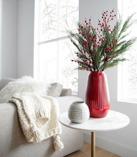 Natal Natural, Christmas Stem, Minimalist Christmas Decor, Red Vase, Christmas Vases, Red Christmas Decor, Christmas Flower Arrangements, Christmas Plants, Scandi Christmas