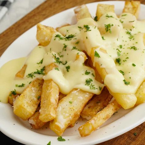 Cheesy Chips Cheesy Chips, Cheesy Fries, Fried Chips, Crispy Chips, Veggies Side Dishes, Homemade Chips, Cheesy Sauce, Chips Recipe, Cheesy Potatoes