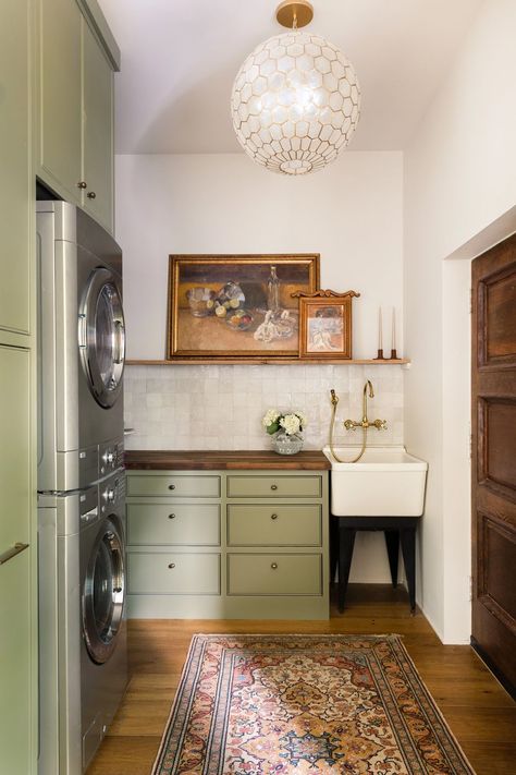 eclectic interior design with vintage twist Eccentric Farmhouse Decor, Laundry Room With Ironing Board, Mudroom With Laundry, Color Laundry Room, Cottagecore Laundry Room, Laundry Pantry, Green Laundry, Vintage Laundry Room, Cle Tile