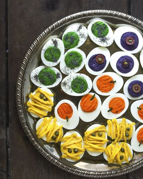 Halloween Bbq, Halloween Party Mix, Scary Halloween Treats, Halloween Deviled Eggs, Decorated Food, Halloween Treats To Make, Deviled Eggs Recipe Easy, Easy Halloween Treats, Halloween Party Appetizers