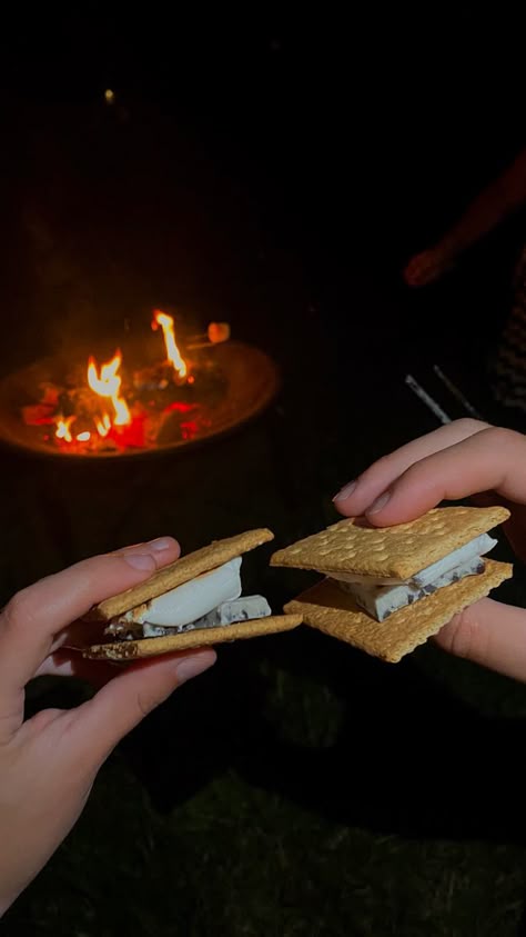 Fall Smores, Bonfire Night Food, Smores Cookie, Date Inspo, Sweet Sixteen Birthday Party Ideas, Dream Dates, Camping Friends, S Cookies, The Quiet Ones