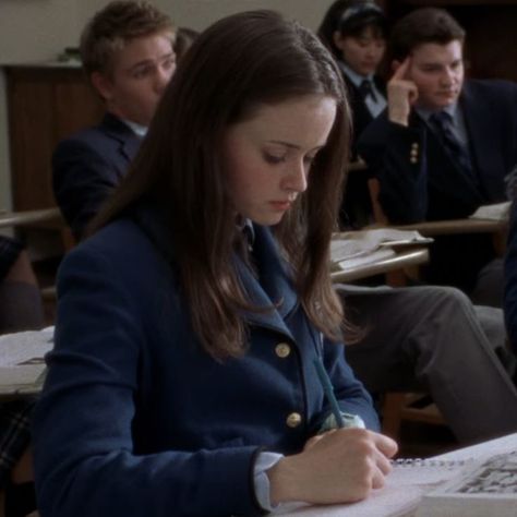 Chilton Rory, Rory Gilmore Aesthetic, Gilmore Aesthetic, Study Girl, Romanticising School, Beauty And Brains, The Golden Trio, Smart Girl, Gilmore Girl