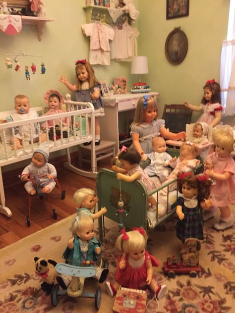 Paulette’s doll room Vintage Doll Display, Vintage Toy Display, Doll Room Ideas, Doll Rooms, Doll Museum, Katy Keene, Baby Doll Nursery, Antique Doll Dress, Doll Scenes