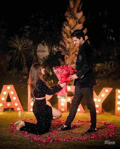 Girl Proposing Boy, Couple Birthday Pictures, Proposal For Him, Propose Day Images, Proposal Shoot, Couple Dresses, Couple Birthday, Pre Wedding Photoshoot Props, Unique Proposals