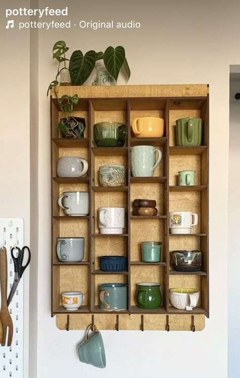 Accordion Mug Rack, Teacup Storage Ideas, Wall Mug Storage, Cute Mug Storage, Cup Shelf Diy, Tea Cupboard Ideas, Coffee Mug Shelf Display, Salt And Pepper Display Ideas, Mug Cupboard