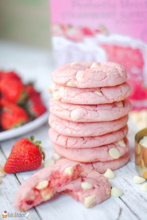 Best pink cookies for your pink dessert table Tasty Casseroles, Pink Dessert Tables, Strawberry Cake Mix Cookies, Strawberry Treats, Pink Desserts, Strawberry Cake Mix, Pink Cookies, Kids Baking, Cake Mix Cookie Recipes