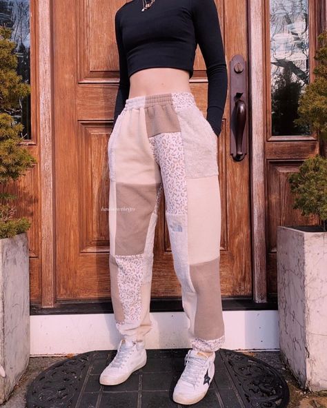 Old Clothes Upcycling, Reworked Sweatpants, Sweatpants Diy, Reworked Joggers, Diy Old Clothes, Patchwork Joggers, Patchwork Sweatpants, Embroidery Hoodies, Clothes Upcycling