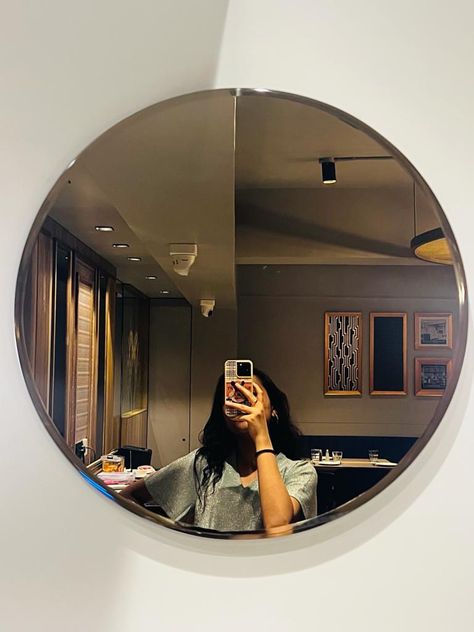 Mirror Selfie For Instagram Profile, Ig Dp Aesthetic Girl, Mirror Selfie Aesthetic Girly, Selfie Ideas Girly, Mirror Selfie Poses Instagram Dp, Mirror Selfie Ideas Aesthetic, Aesthetic Girls Dp For Instagram, Girls Mirror Dp, I Phone Mirror Selfie