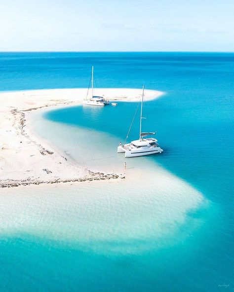 Spiagge da Sogno su Instagram: "Playa Sirena, Cayo Largo del Sur, #Cuba 🇨🇺 ☀️ 🏝️ ➖➖➖➖➖➖➖➖➖➖➖➖ 📸 @ourdays.de" Cayo Santa Maria, Cuba Beaches, Easy Jet, Vacation In Italy, Luxury Family, Beach Vacay, Sailboats, Luxury Vacation, Blue Water