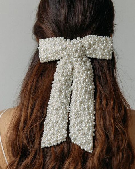 The Top 2022 Wedding Trends are Here Pearl Bow Hairstyle, Diy Bow Barrette, Pearl Hair Bow, Unique Veils, Bow With Pearls, Pearl Hair Accessories, Luxury Hair Accessories, Bow Barrette, Pearl Bow