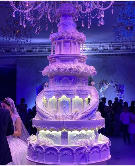 17 Luxury Wedding Cake Ideas - The Glossychic Extra Wedding Cakes, Big Quinceanera Cakes, Extra Wedding Cake, Wedding Luxury Cake, Dream Wedding Cake Unique, Luxurious Wedding Cake, Big Cakes Birthday, Luxury Wedding Cakes, 15 Cakes Ideas