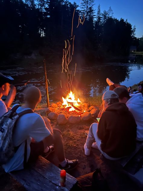 Late Nights With Friends, Bonfire With Friends, Bonfire Friends Aesthetic, Bbq With Friends, Bonfire Aesthetic Friends, Tent Camp Set Up Ideas, Bonfire On The Beach, Bonfire On Beach Aesthetic, Bonfire At The Beach Night