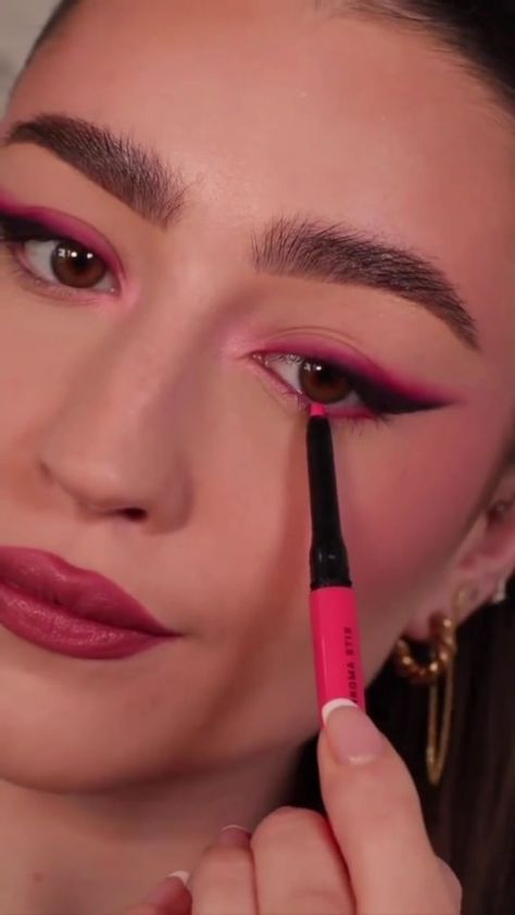 Pink Makeup Looks Eyeliner, Make Up For Hot Pink Outfit, Makeup For Hot Pink Outfit, Colorful Smokey Eye, Pink And Black Eyeliner, Bright Pink Makeup, Hot Pink Liner Makeup, Pink Eyeliner Makeup, Hot Pink Dress Makeup Ideas