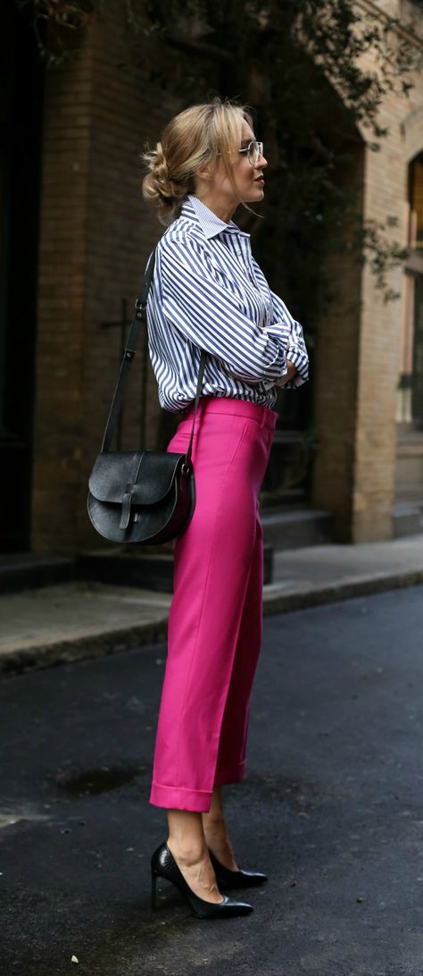 How to wear bright colors at the office with these fuchsia pink pants, navy and white striped boyfriend shirt and classic black pumps! Pink Trousers Outfit, Fuchsia Outfit, Pink Pants Outfit, Pants Outfit Work, Hot Pink Pants, Look Rose, Pink Trousers, Moda Chic, Womens Business Casual